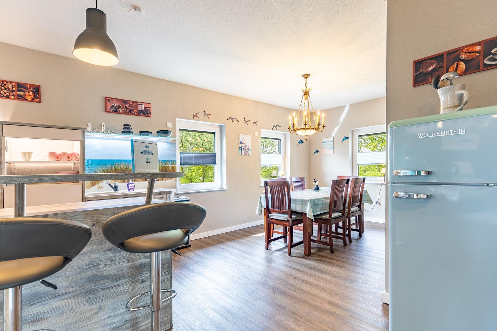 Küche mit Essbereich, Retro-Kühlschrank und Blick aufs Meer.