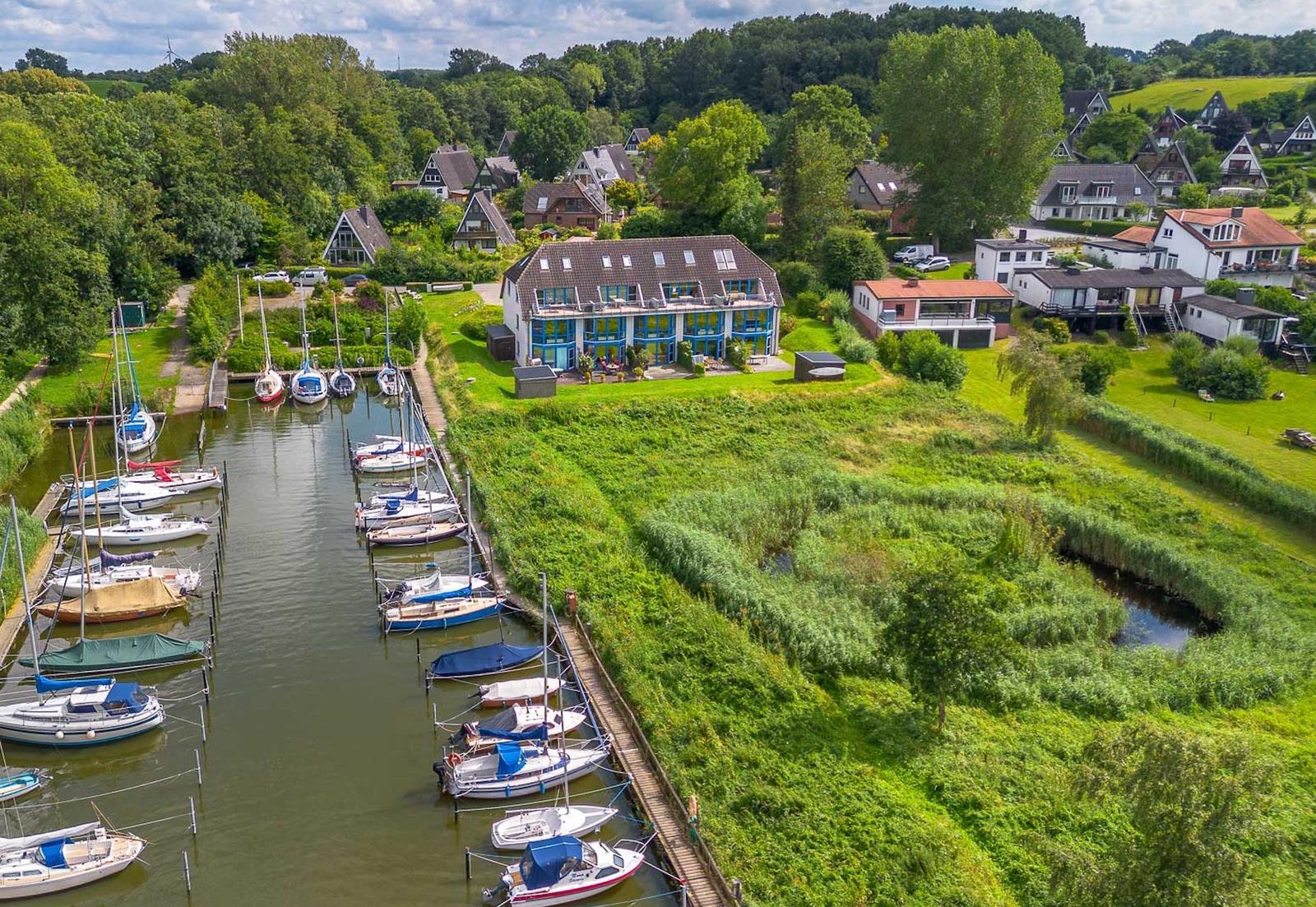Haus mit Bootsanlegestellen und grüner Umgebung