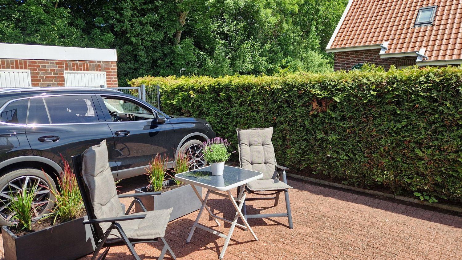 Terrasse und Parkplatz