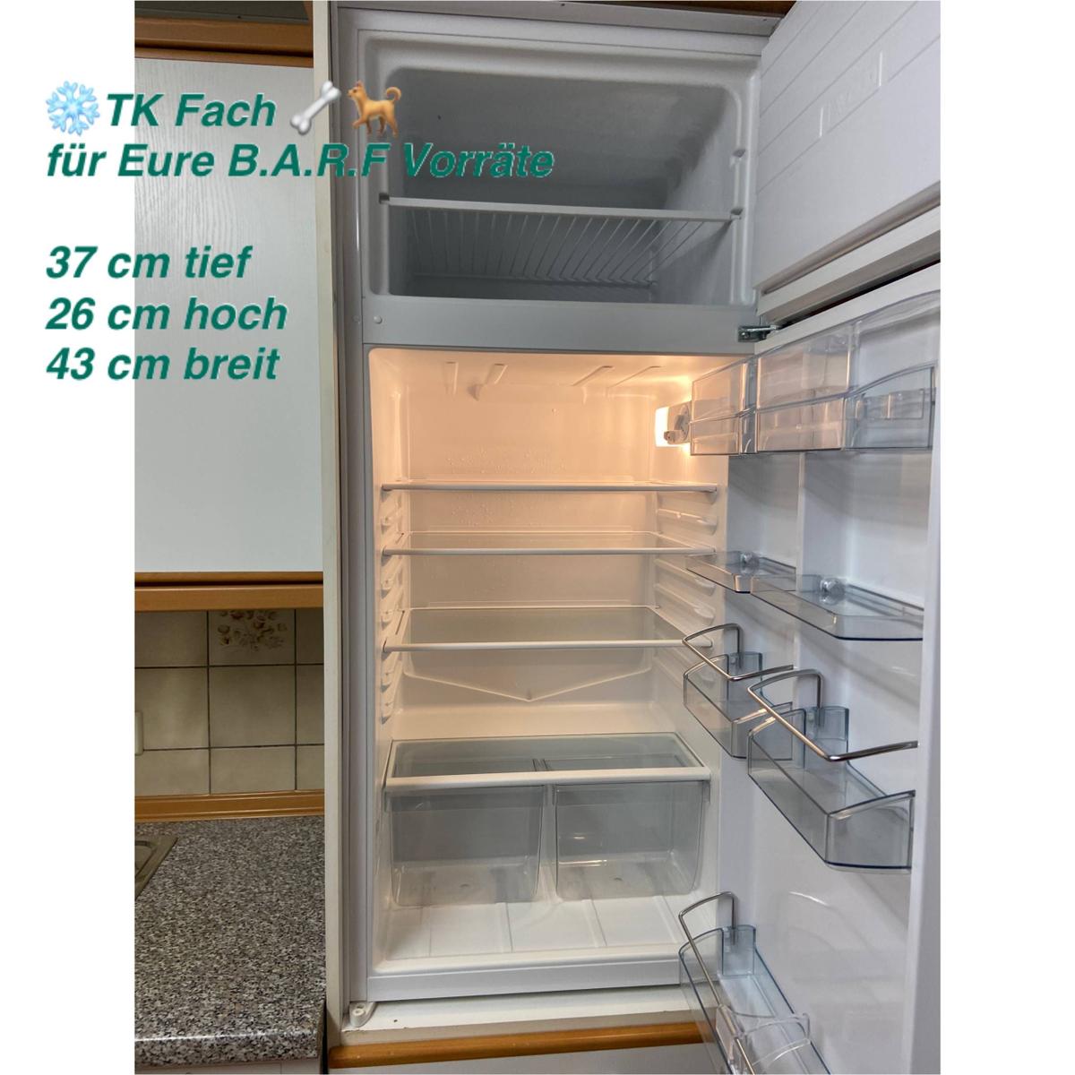 Kühlschrank mit TK-Fach für Vorräte, Maße 37x26x43 cm.