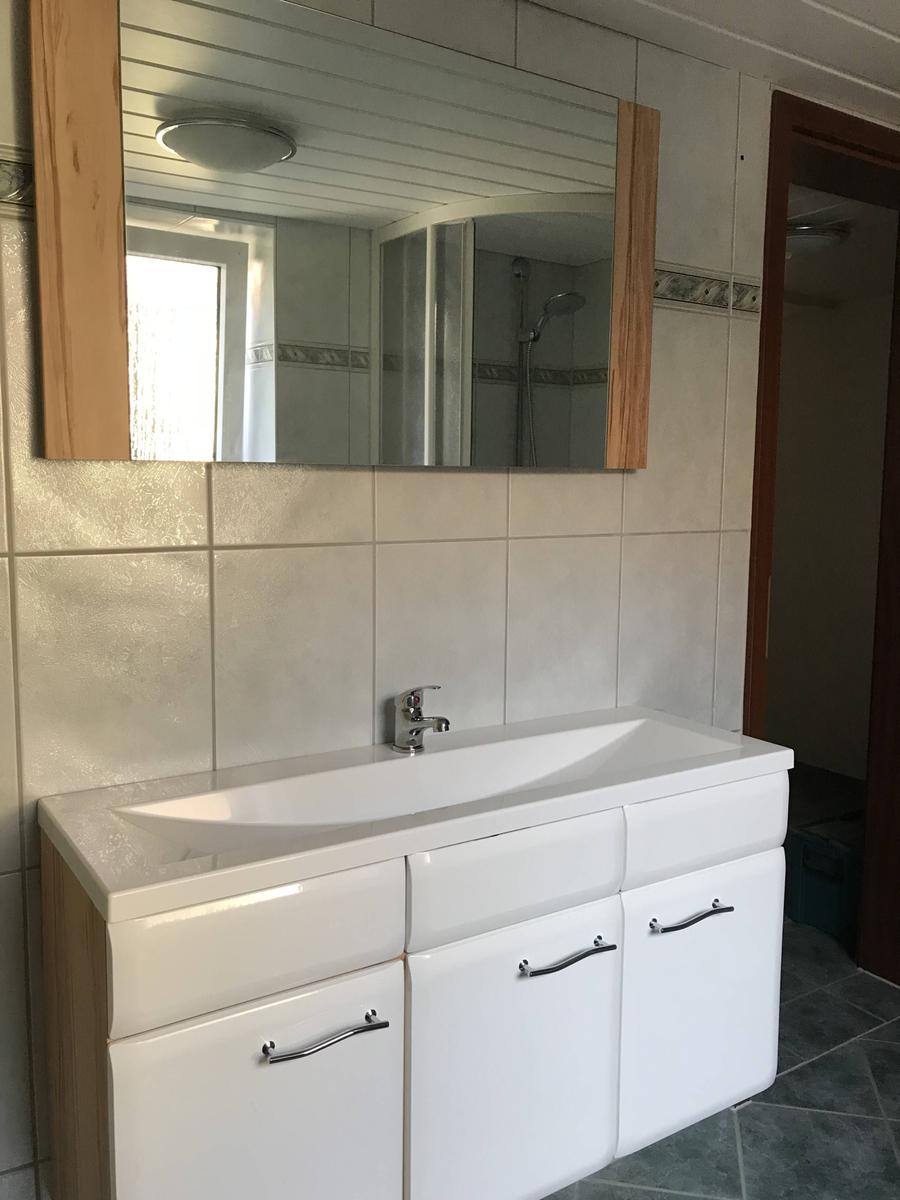 Bad mit Waschbecken, Spiegelschrank und Dusche