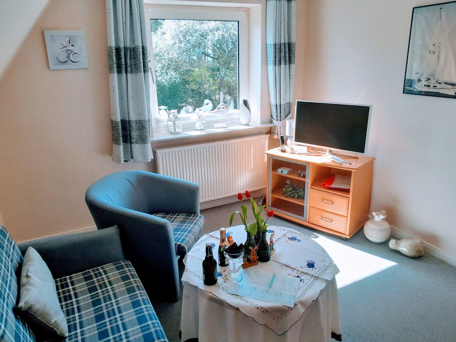 Whg 4
Wohnzimmer mit Meerblick.
Großer Schrank für zusätzlichen Stauraum.