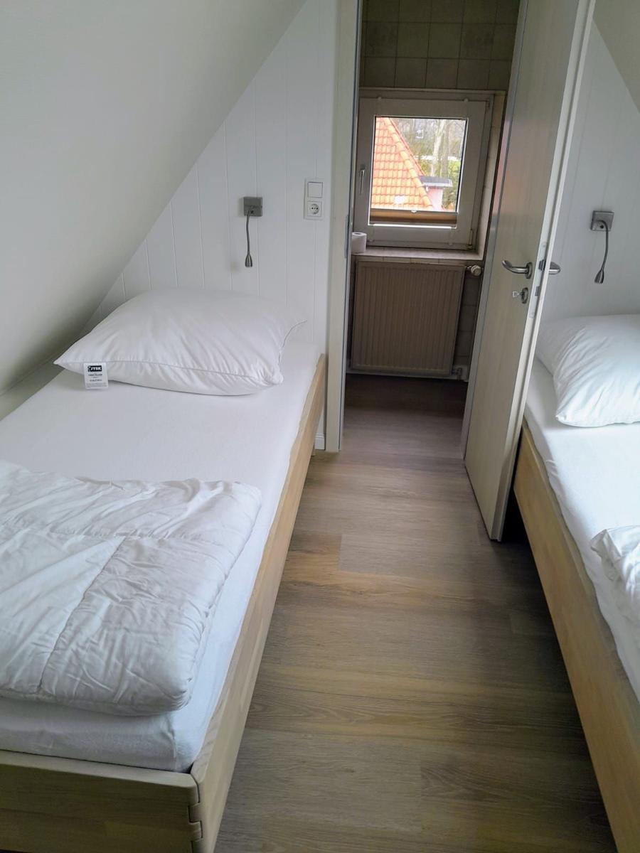 Whg 5
weiteres Schlafzimmer mit 2 Betten (1,90 x 0,9 m) in der Mansarde mit Meerblick und zusätzlicher Toilette