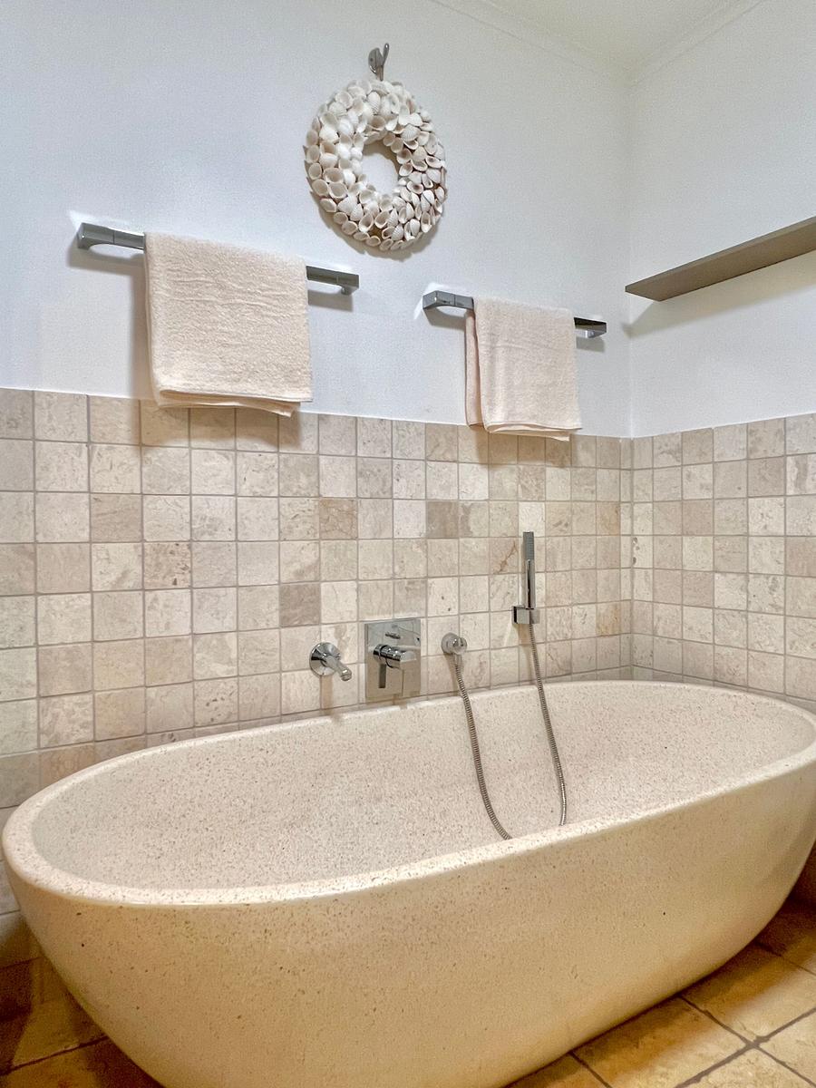 Freistehende Marmorbadewanne und Fußbodenheizung