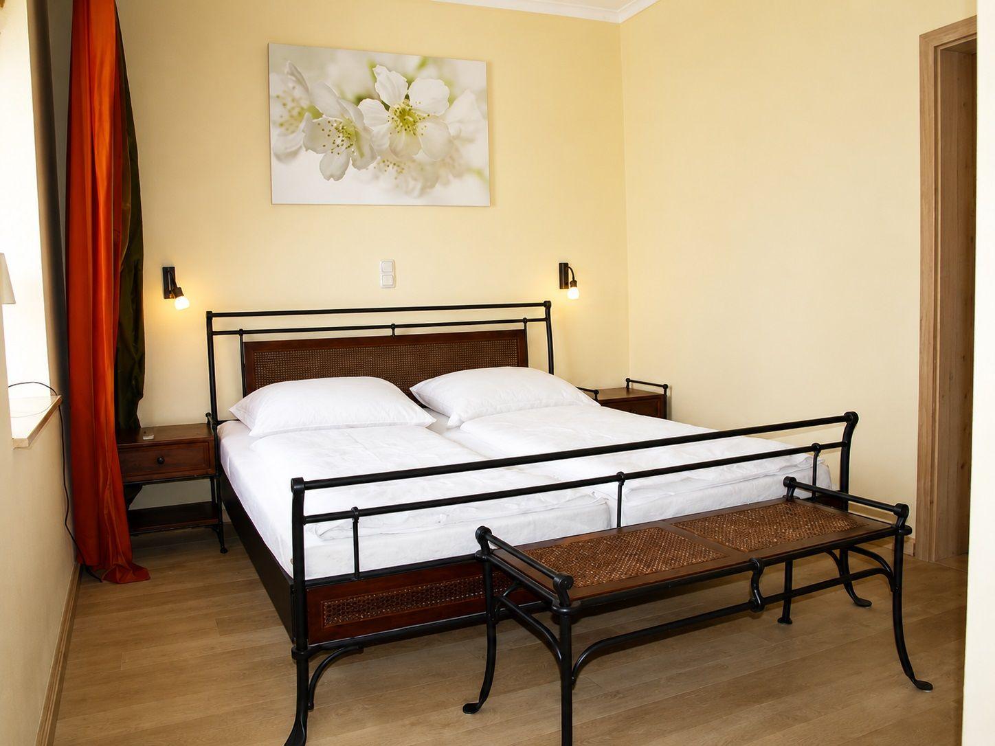 Schlafzimmer mit Deckenventilator