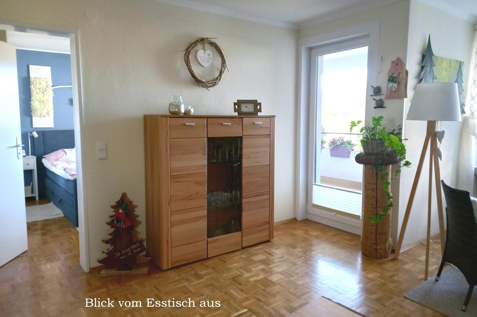 Blick vom Esstisch aus (Im Schrank: Gläser-Auswahl)