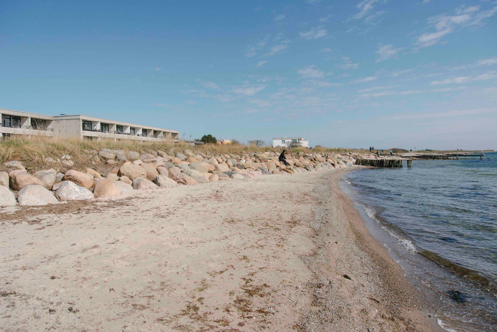 Naturstrand vor dem Haus