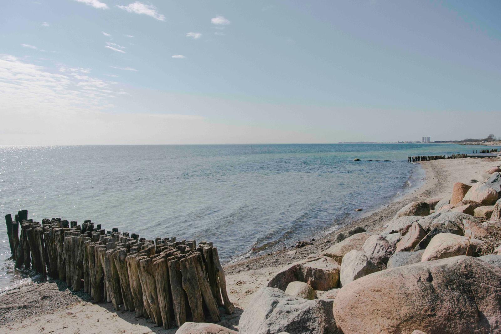 Naturstrand vor dem Haus