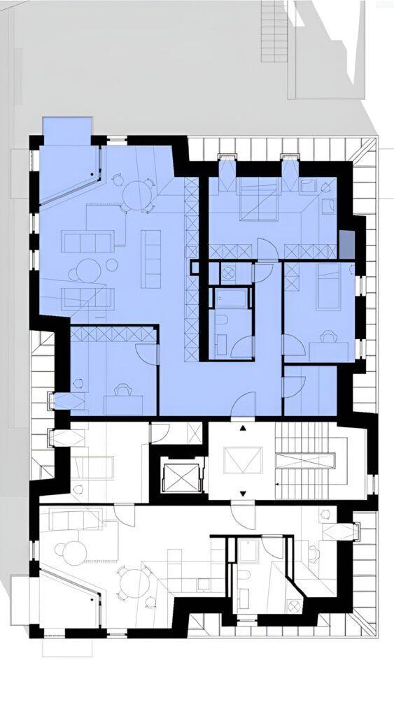 Dies ist eine Grundrisszeichnung einer mehrteiligen Wohnung mit verschiedenen Räumen und einer Treppe.