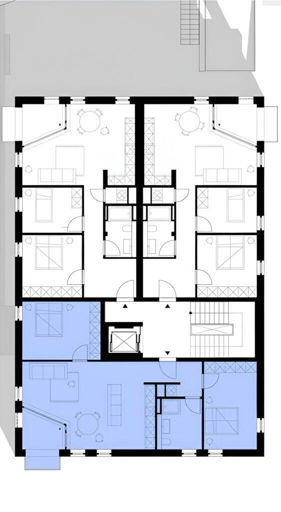 Architekturplan zeigt Räume und Flure mit Treppe und Schlafbereichen.