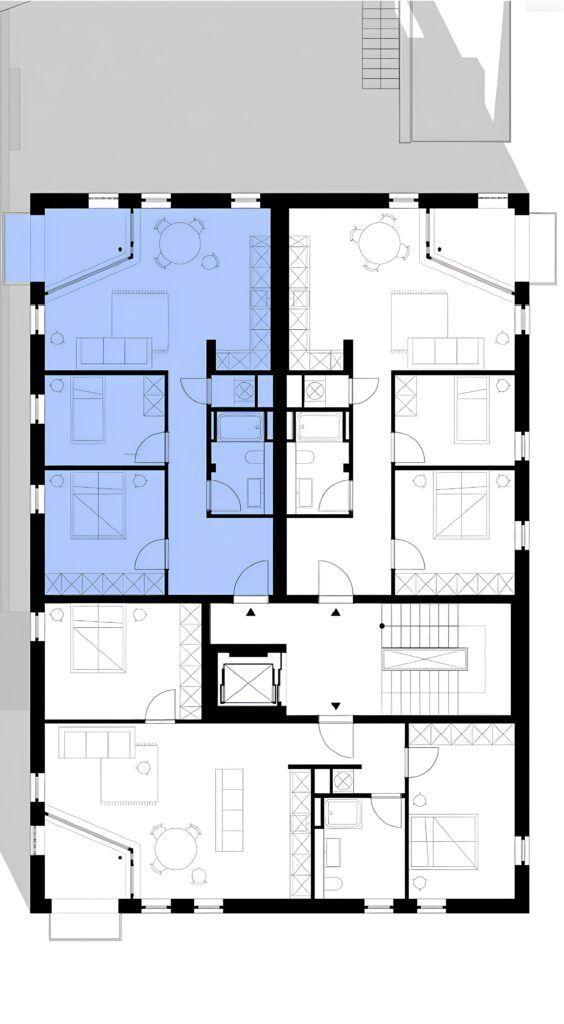 Übersichtsplan einer Wohnung mit mehreren Schlafzimmern und einem zentralen Wohnbereich.