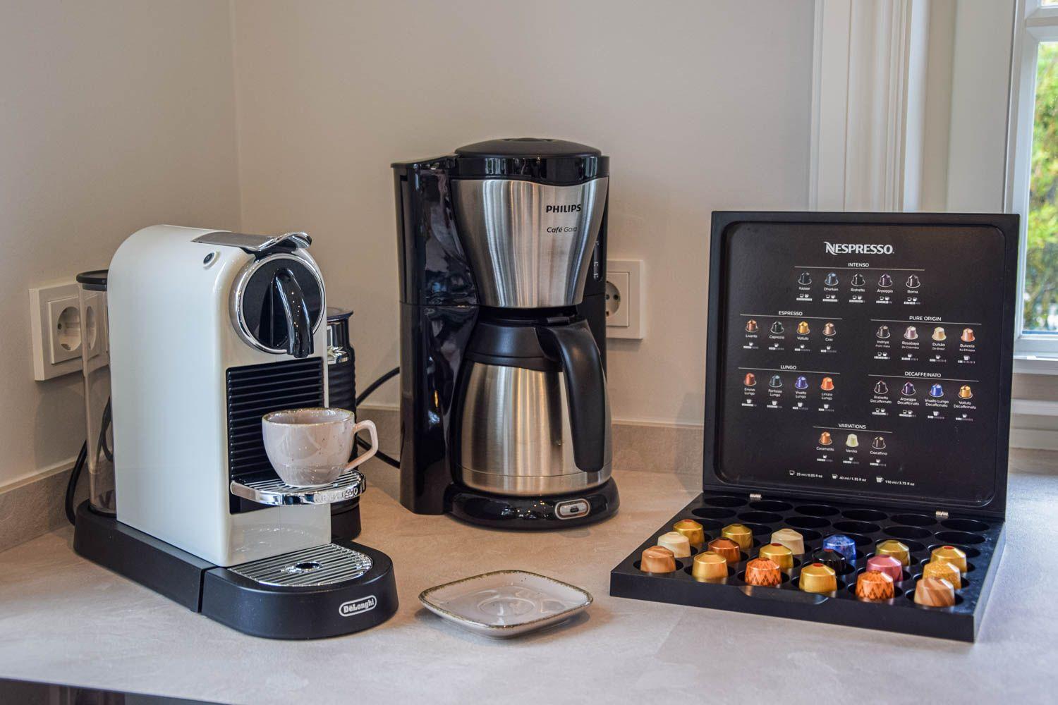 Kaffeemaschine und Kaffeevorrat auf der Arbeitsfläche