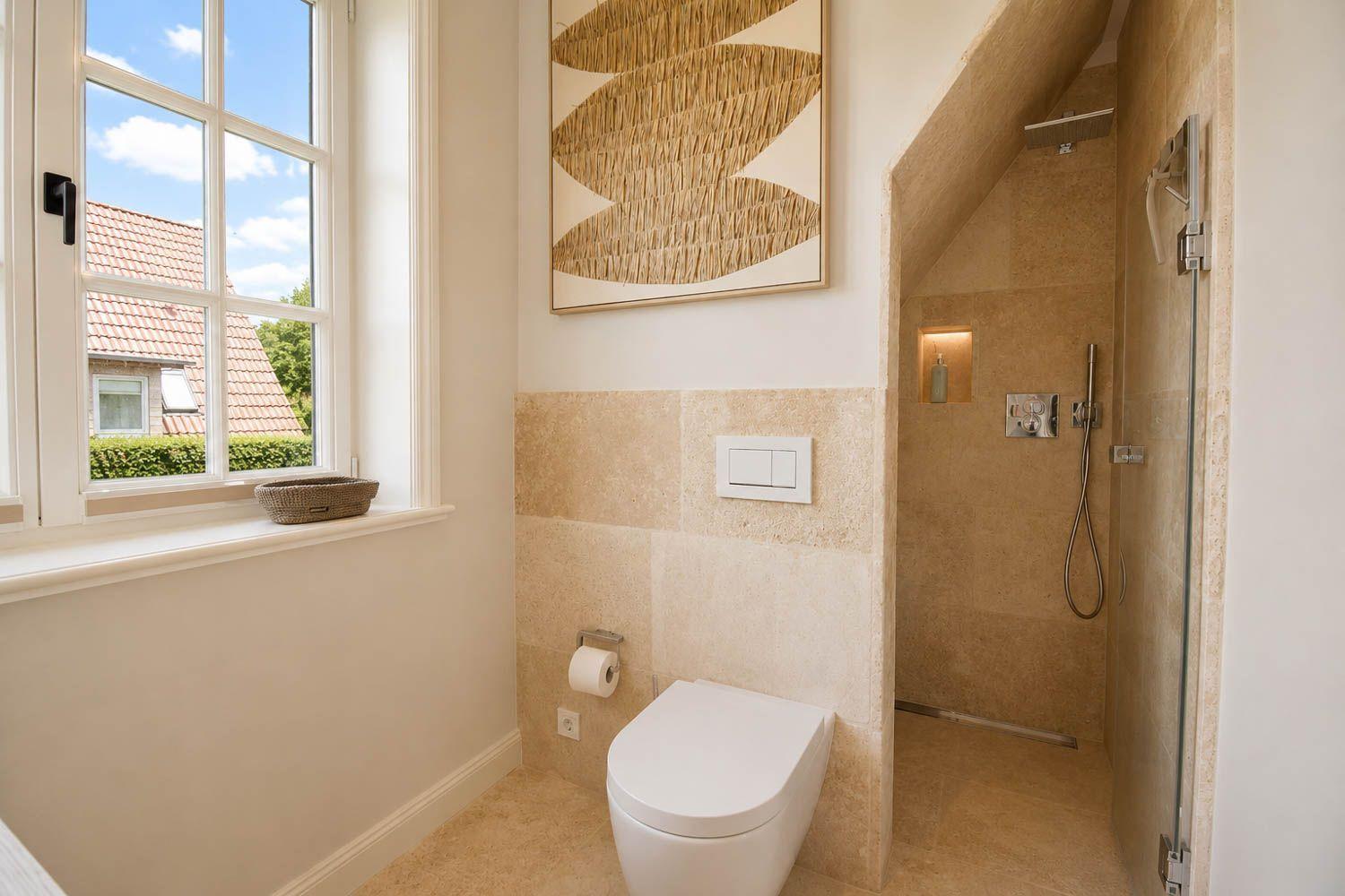 Bad mit Dusche, Toilette und Fenster zum Blick auf die Dächer.