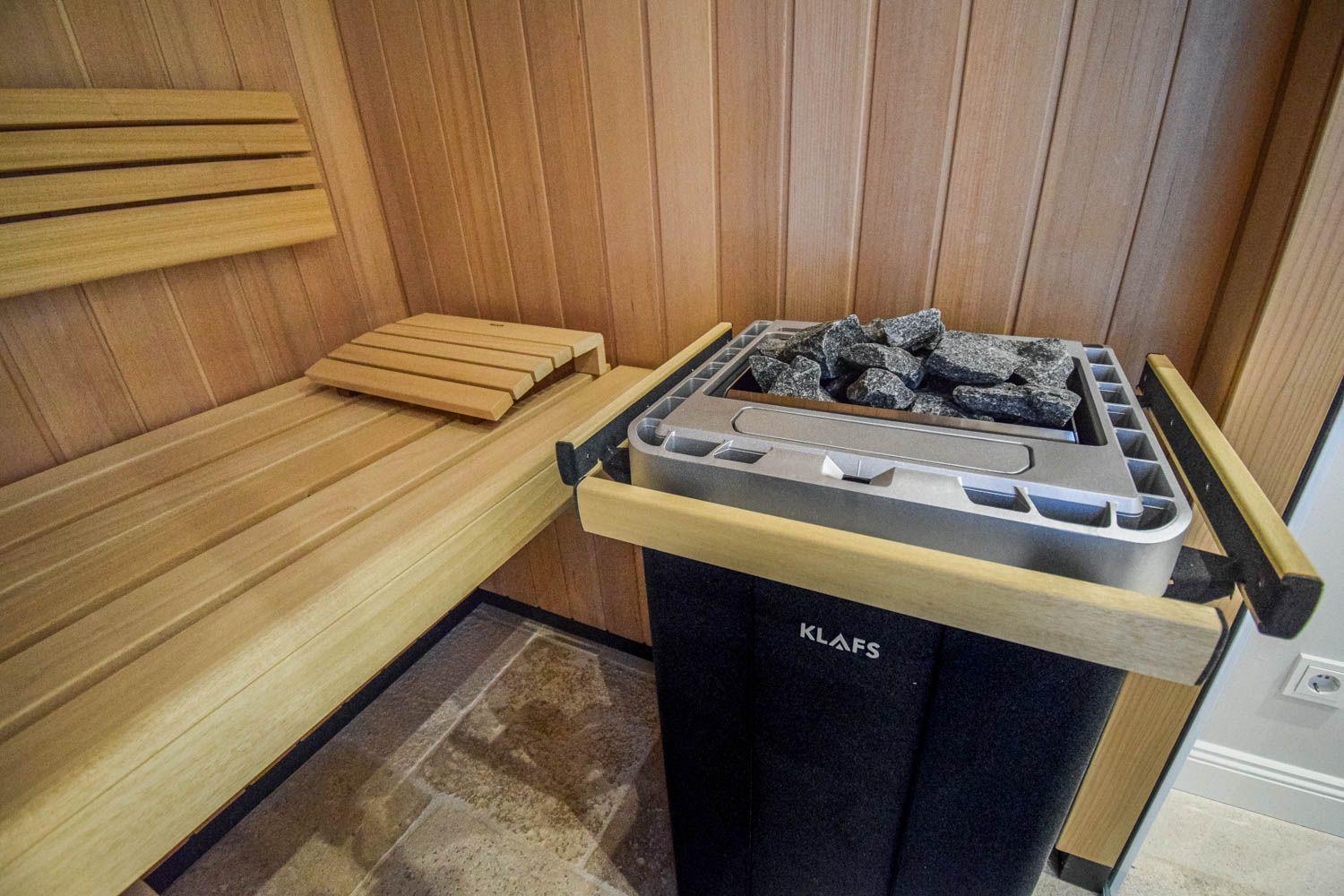Sauna mit Holzbank und Steinkachel