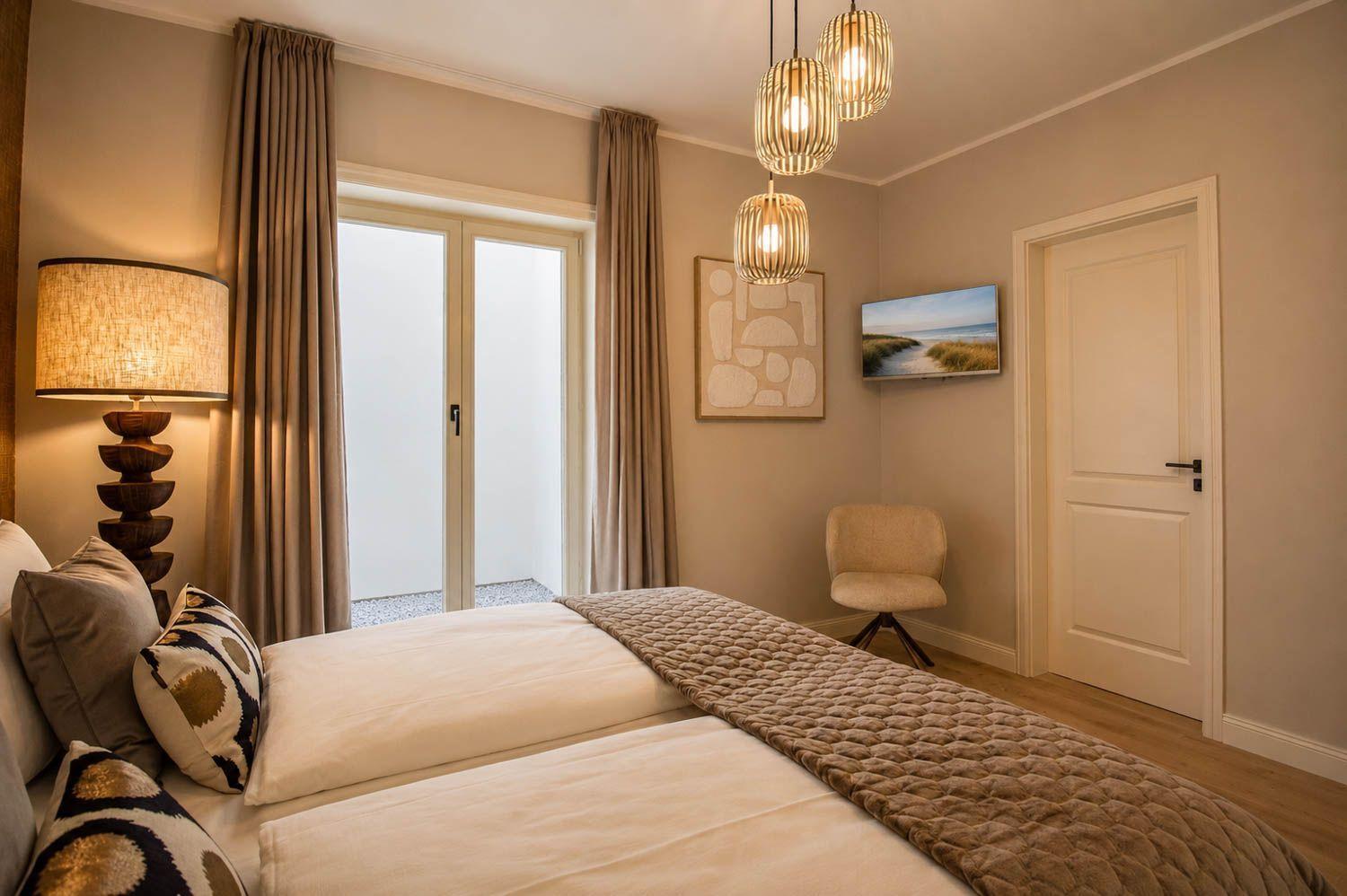 Schlafzimmer mit Bett, Lampe, Fenster und Deckenleuchte.