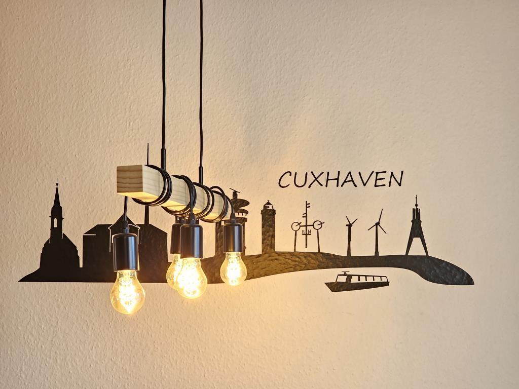 Deckenleuchte mit Cuxhaven-Silhouette und Glühbirnen