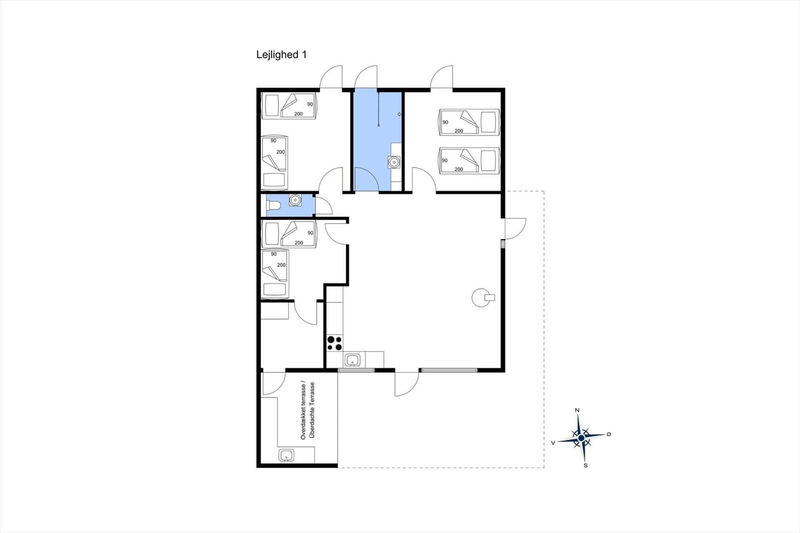 The apartment has three bedrooms, a kitchen, a bathroom, and a covered terrace.