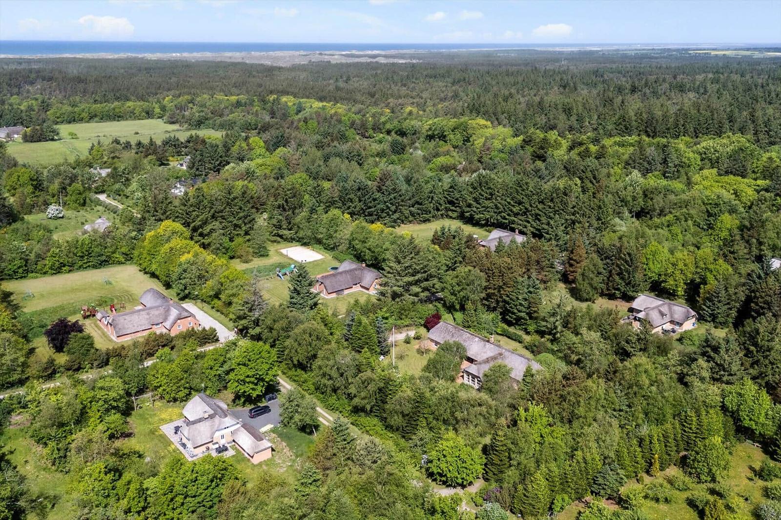 Haus mit großem Garten und Wald, Blick aufs Meer.