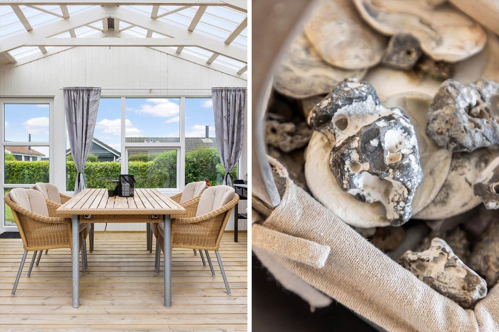 Terrasse mit Tisch und Stühlen unter Glasdach. Detailbild von Muscheln und Steinen.