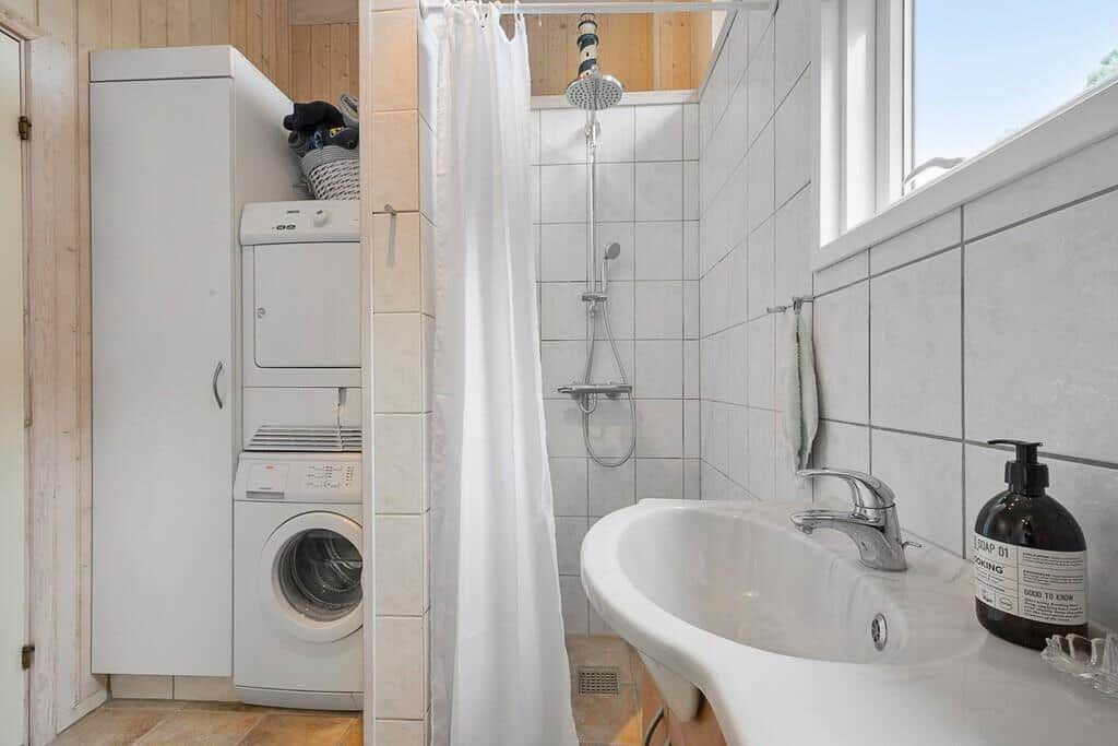 Bathroom with shower, washing machine and dryer