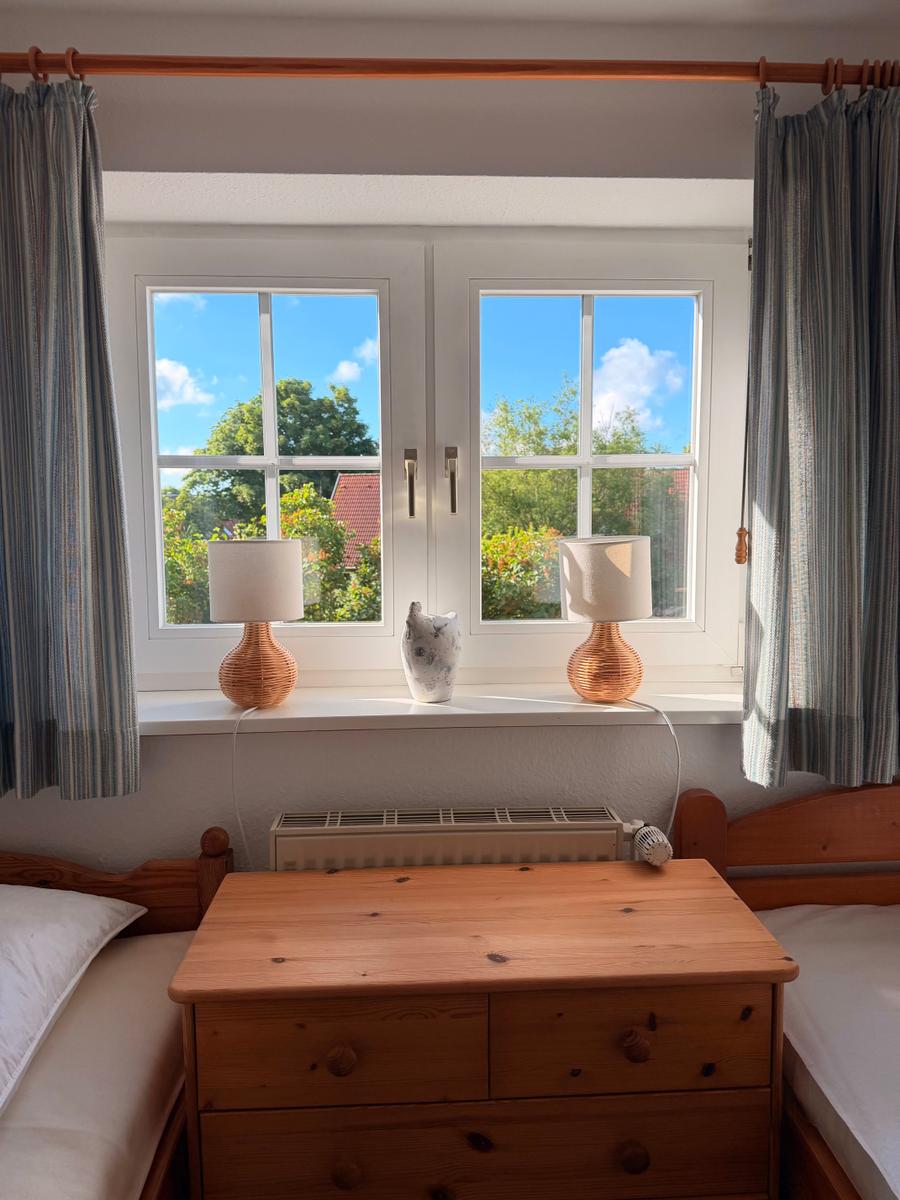 Schlafzimmer mit zwei Einzelbetten im OG