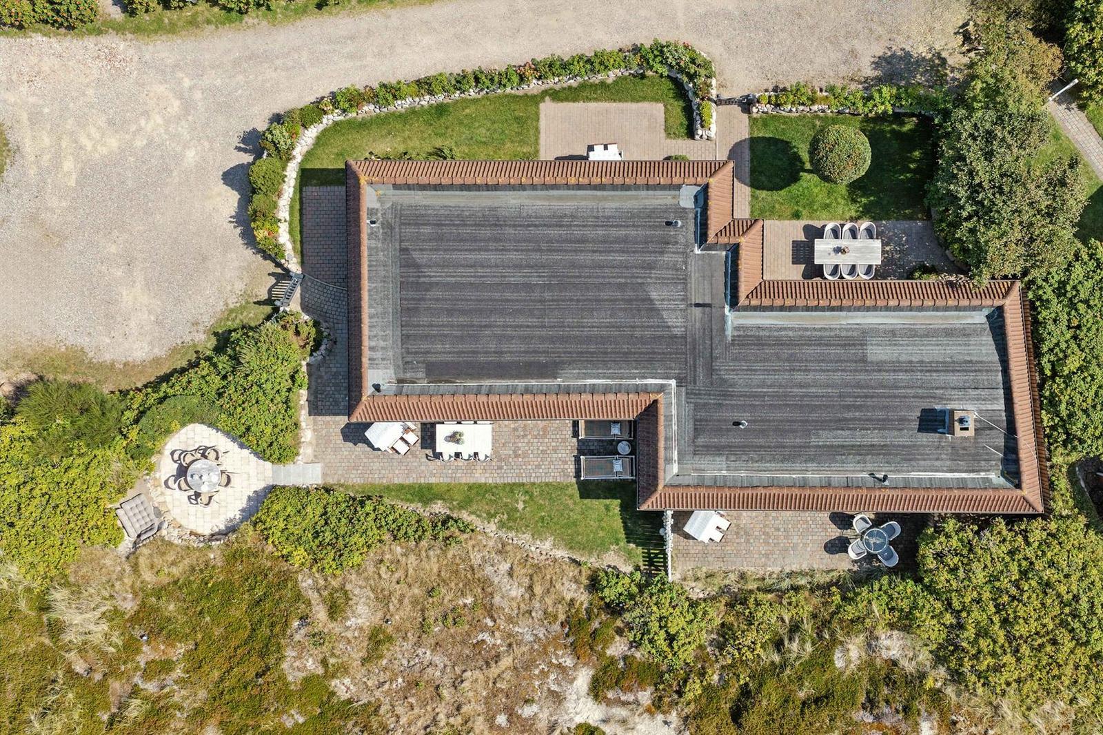 Haus mit Garten, Terrassen und Außensitzgelegenheiten von oben