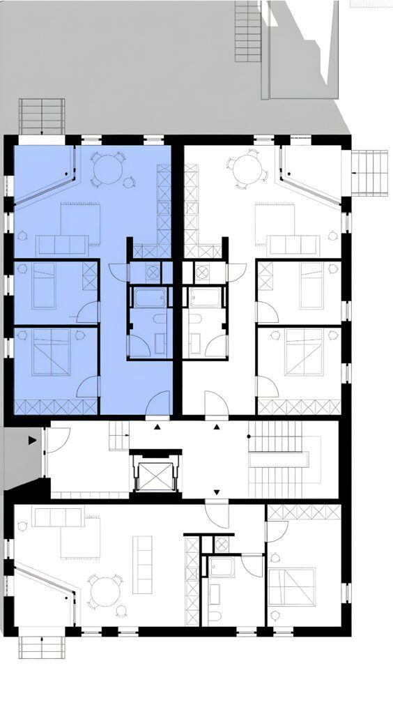 Architektonischer Grundriss eines mehrstöckigen Gebäudes mit mehreren Räumen und Treppenhäusern.