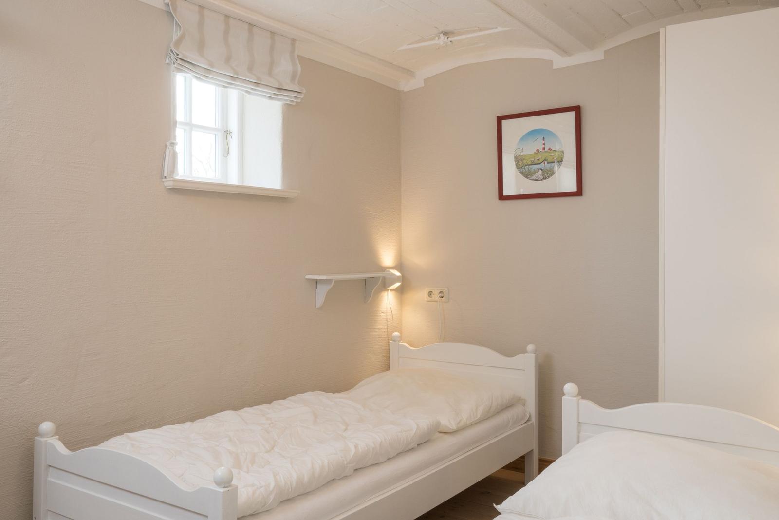 Zwei weiße Einzelbetten, Fenster mit Rollladen, Wandbild und Stehlampe.