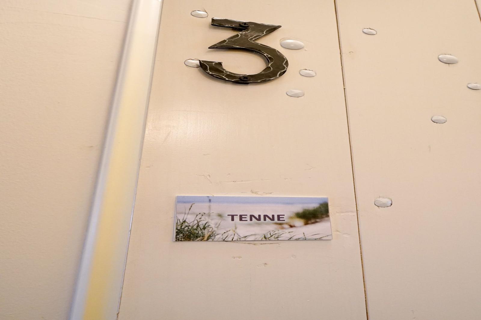 Zimmer 3 mit Aufkleber TENNE an der Tür.