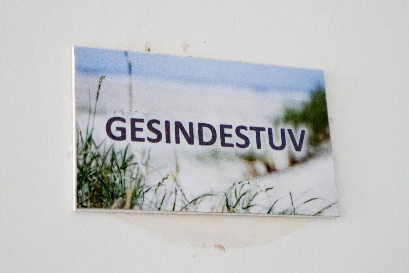 Schild mit der Aufschrift GESINDESTUV an einer Wand.