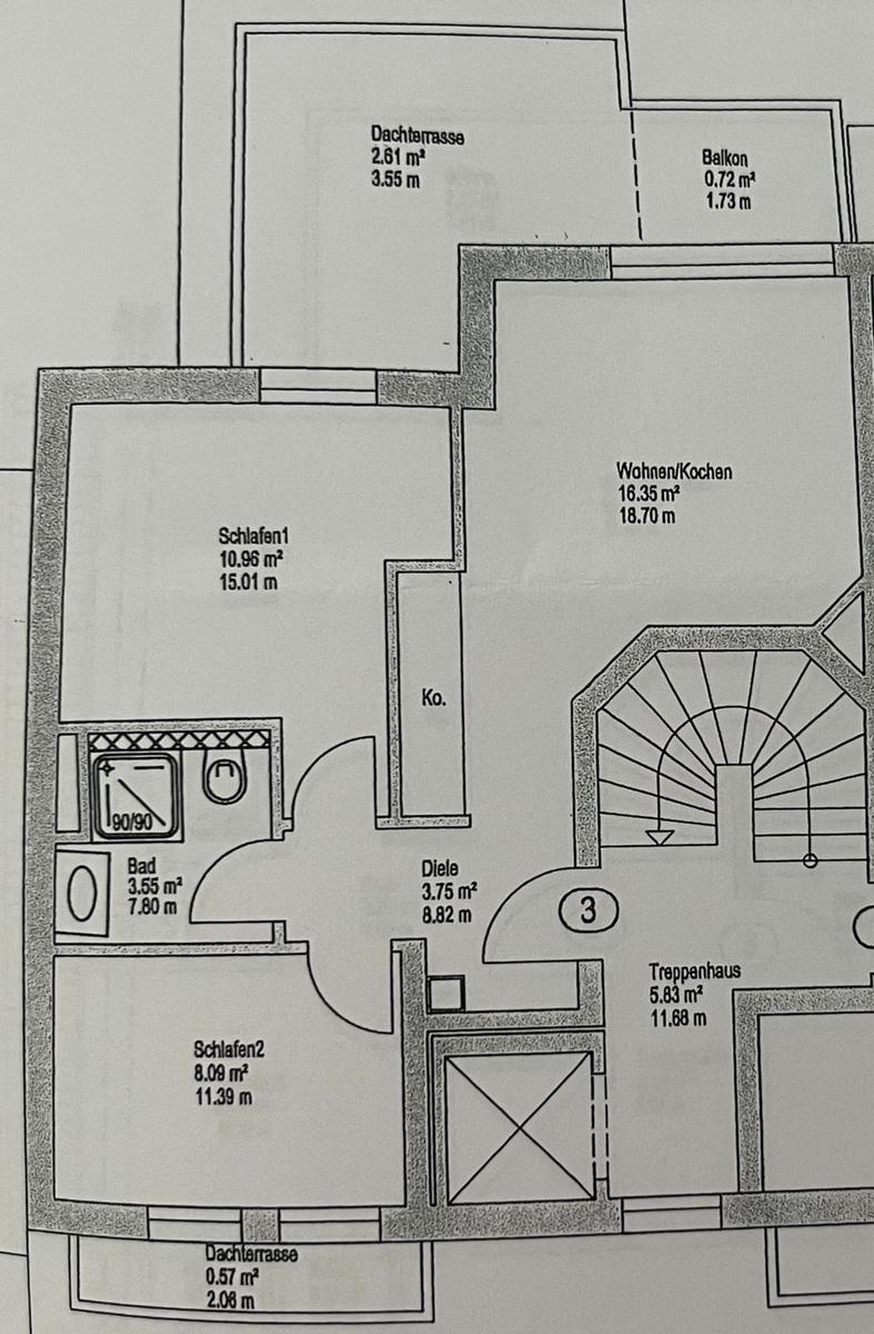 Funktionaler Grundriss mit Schlafzimmern, Bad, Wohnküche und Balkon.