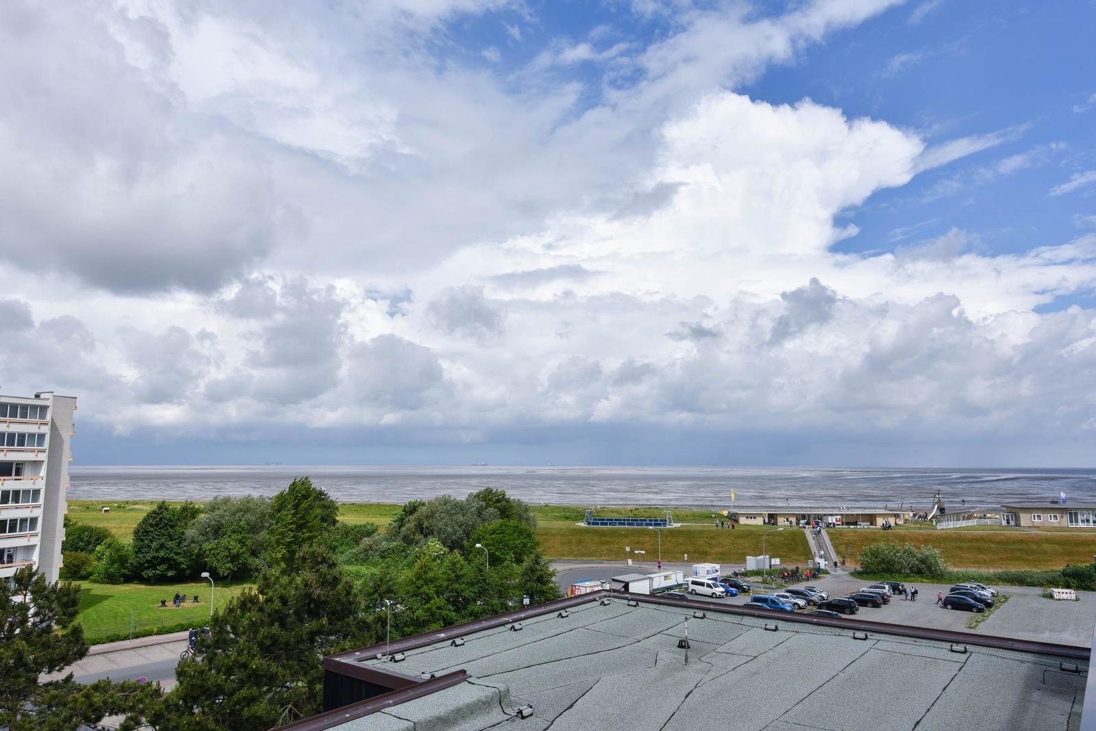 Panoramablick auf Meer, Park und Gebäude von oben