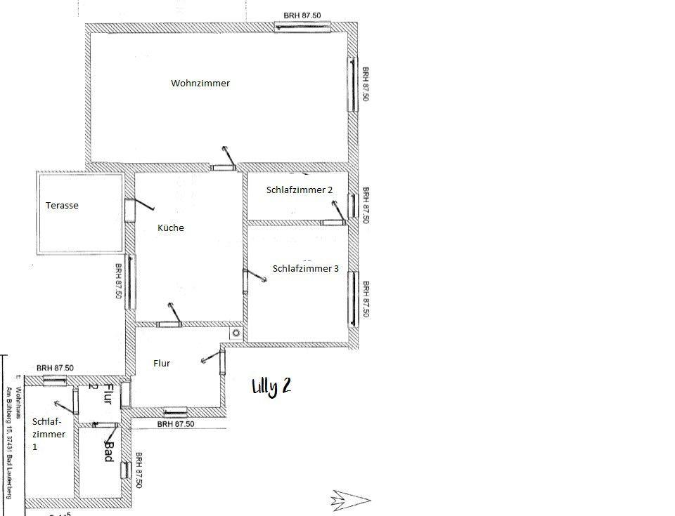 Wohnung mit drei Schlafzimmern, Küche, Bad und Terrasse. Flur und Wohnzimmer sind vorhanden.