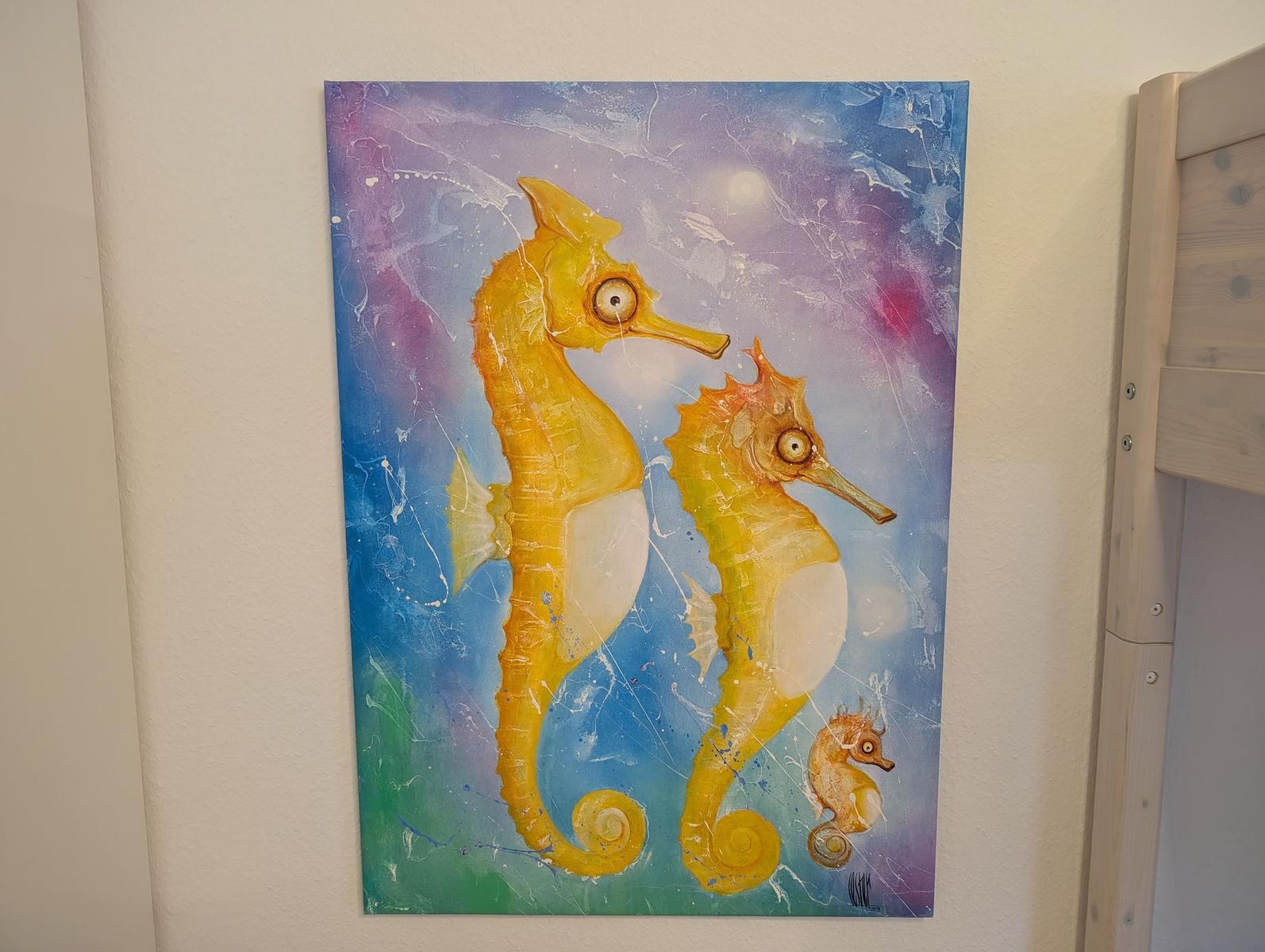 Gemälde mit zwei großen und einem kleinen Seepferdchen auf blau-lila Hintergrund an Wand