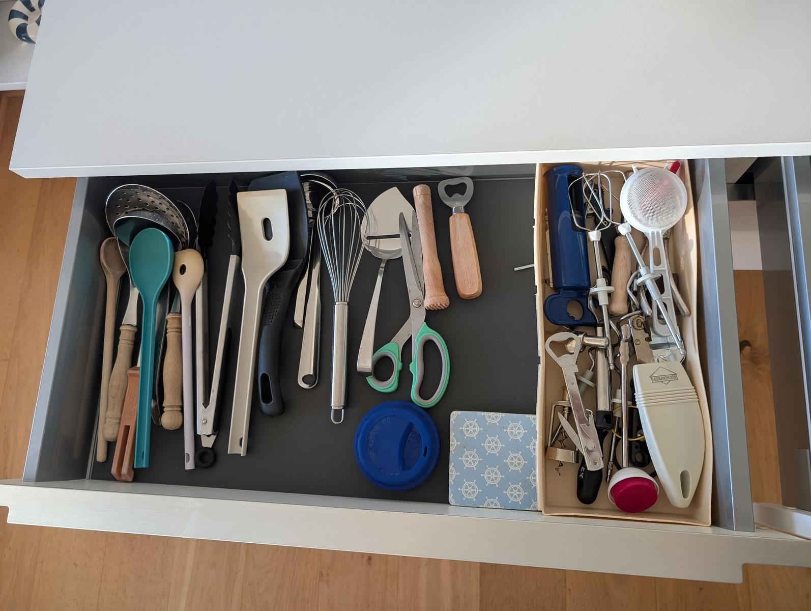 Küchenschublade mit Küchenutensilien und einem Kasten mit Werkzeugen.