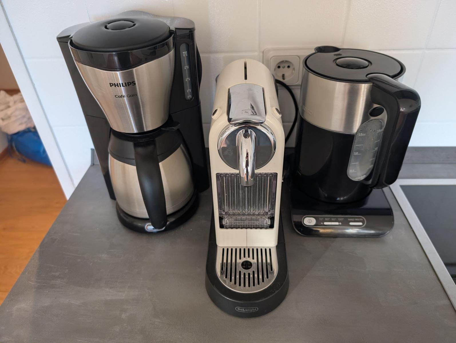 Küchenarbeitsfläche mit Kaffeemaschine, Espressomaschine und Wasserkocher.
