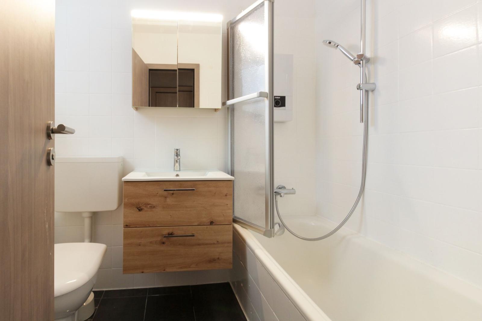 Badezimmer mit Dusche und Badewanne