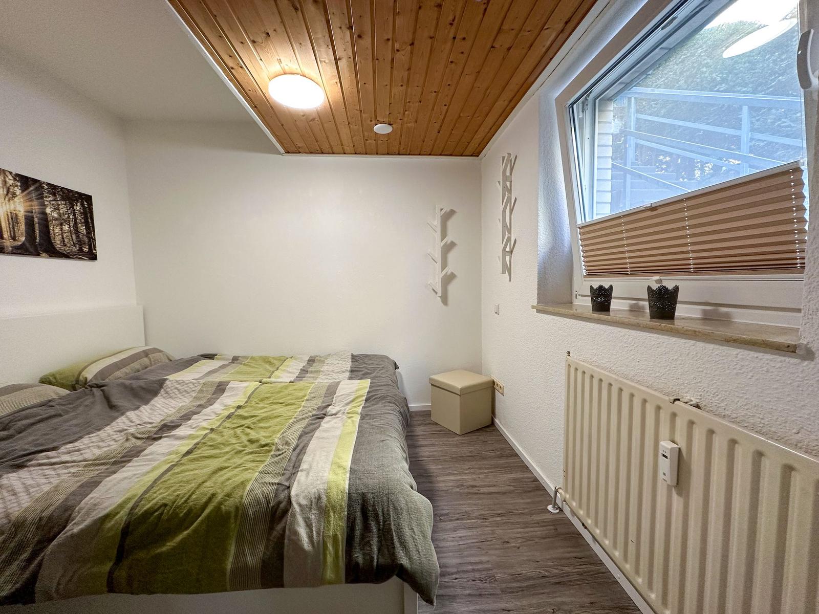 Schlafzimmer mit Doppelbett