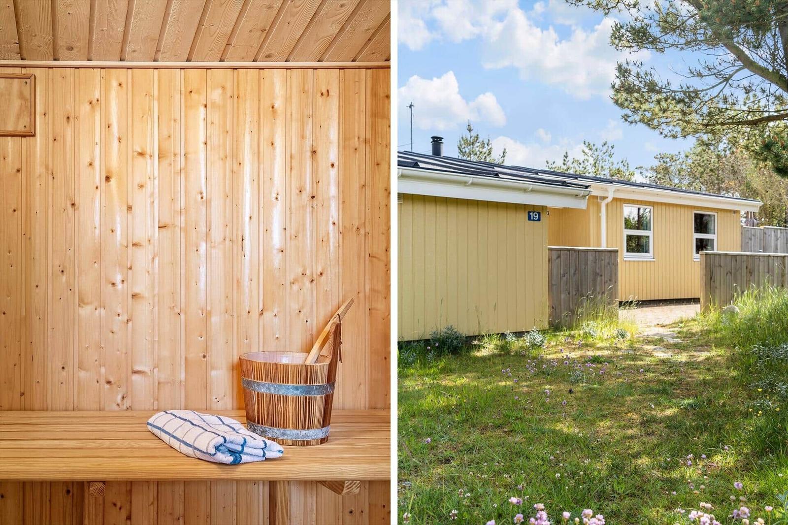 Sauna mit Holzwand und Badeeimer. Gelbes Ferienhaus mit Garten.