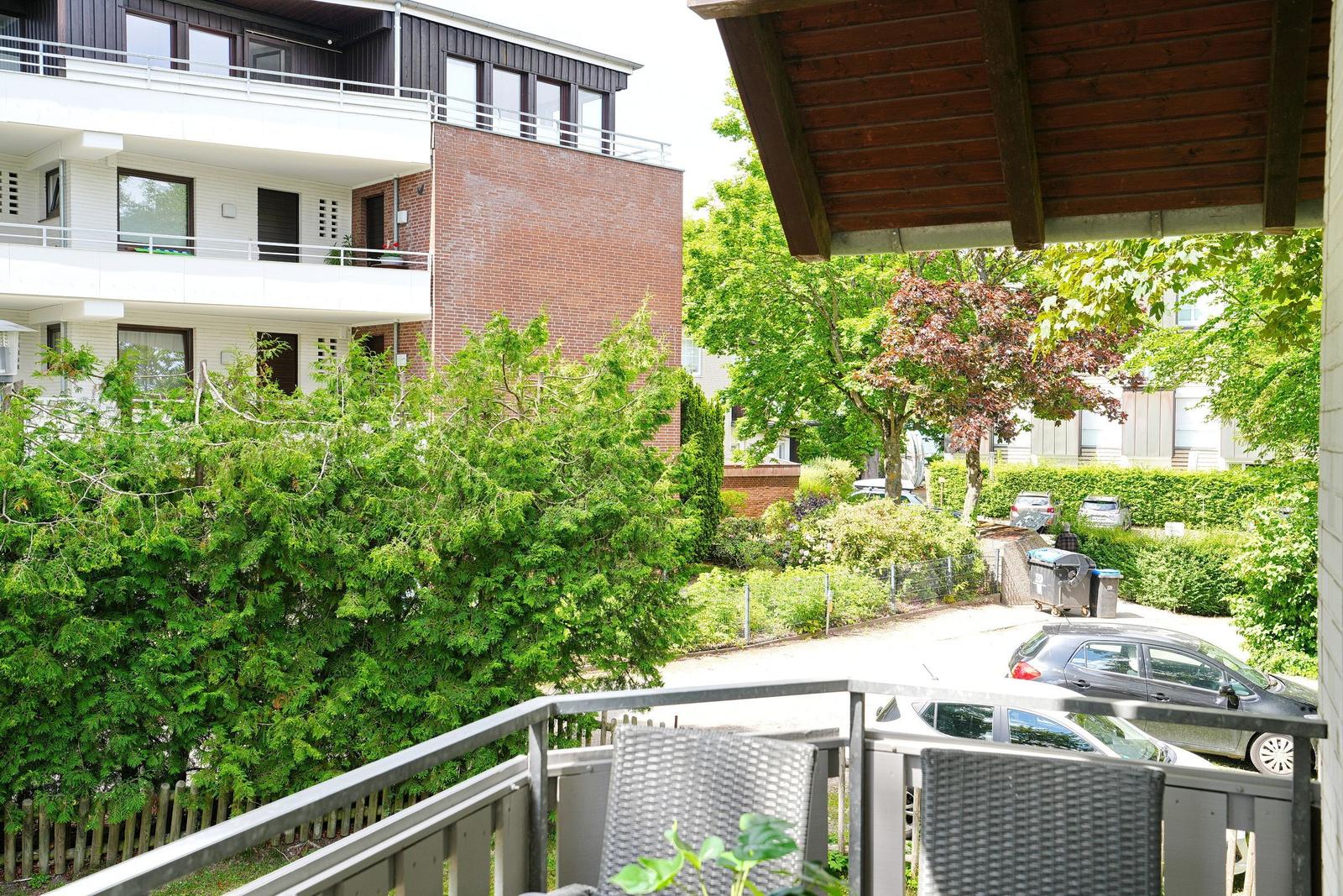 Terrasse mit Gartenblick und angrenzenden Gebäuden