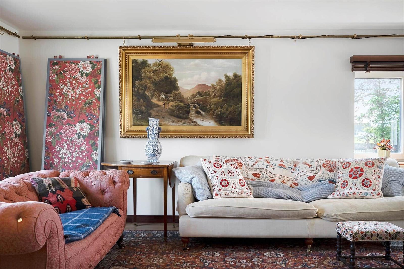 Wohnzimmer mit Sofa, Polstersofa, Wandbild und Teppich