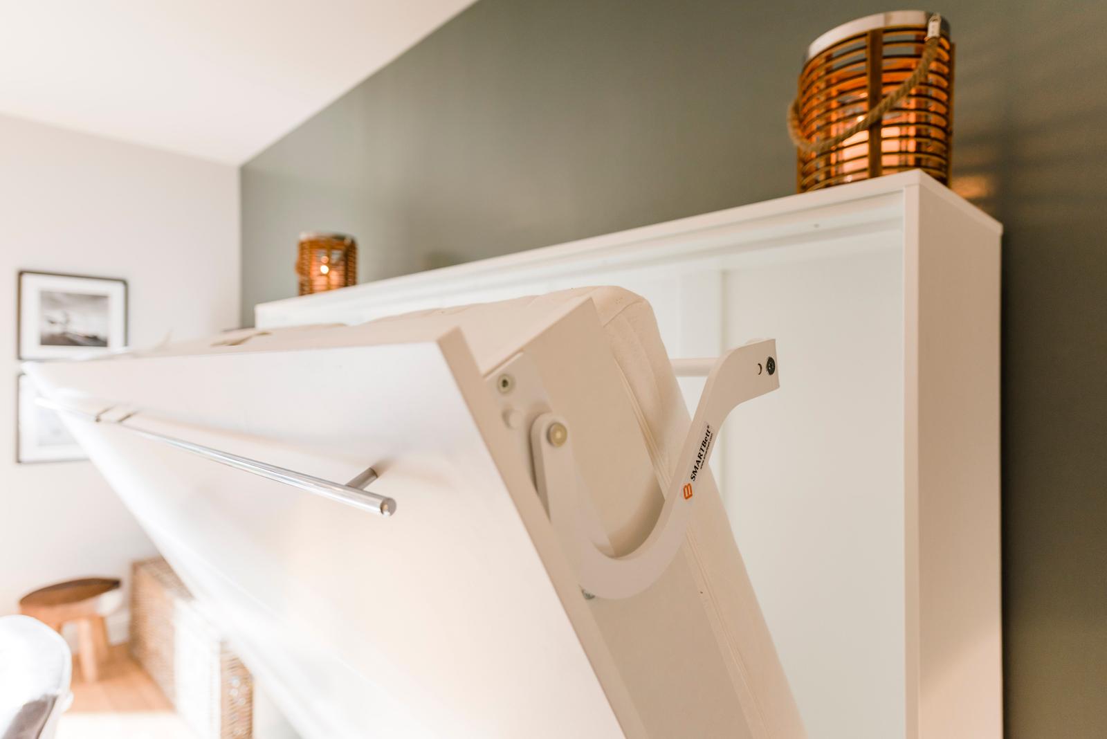 Weißer Klavierlift mit Holzlampe auf Möbelstück