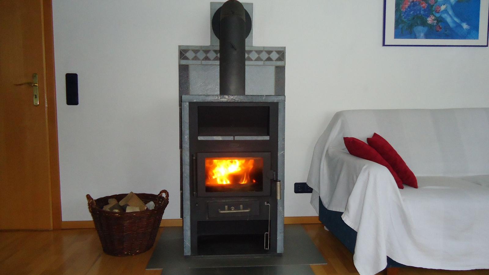 Specksteinofen für Gemütlichkeit an kühlen Tagen. Holz ist im Preis enthalten.