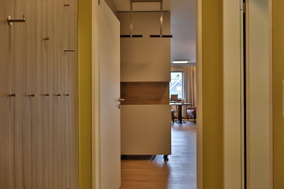 Durchgang zur Küche mit Schiebetür und Blick ins Wohnzimmer.