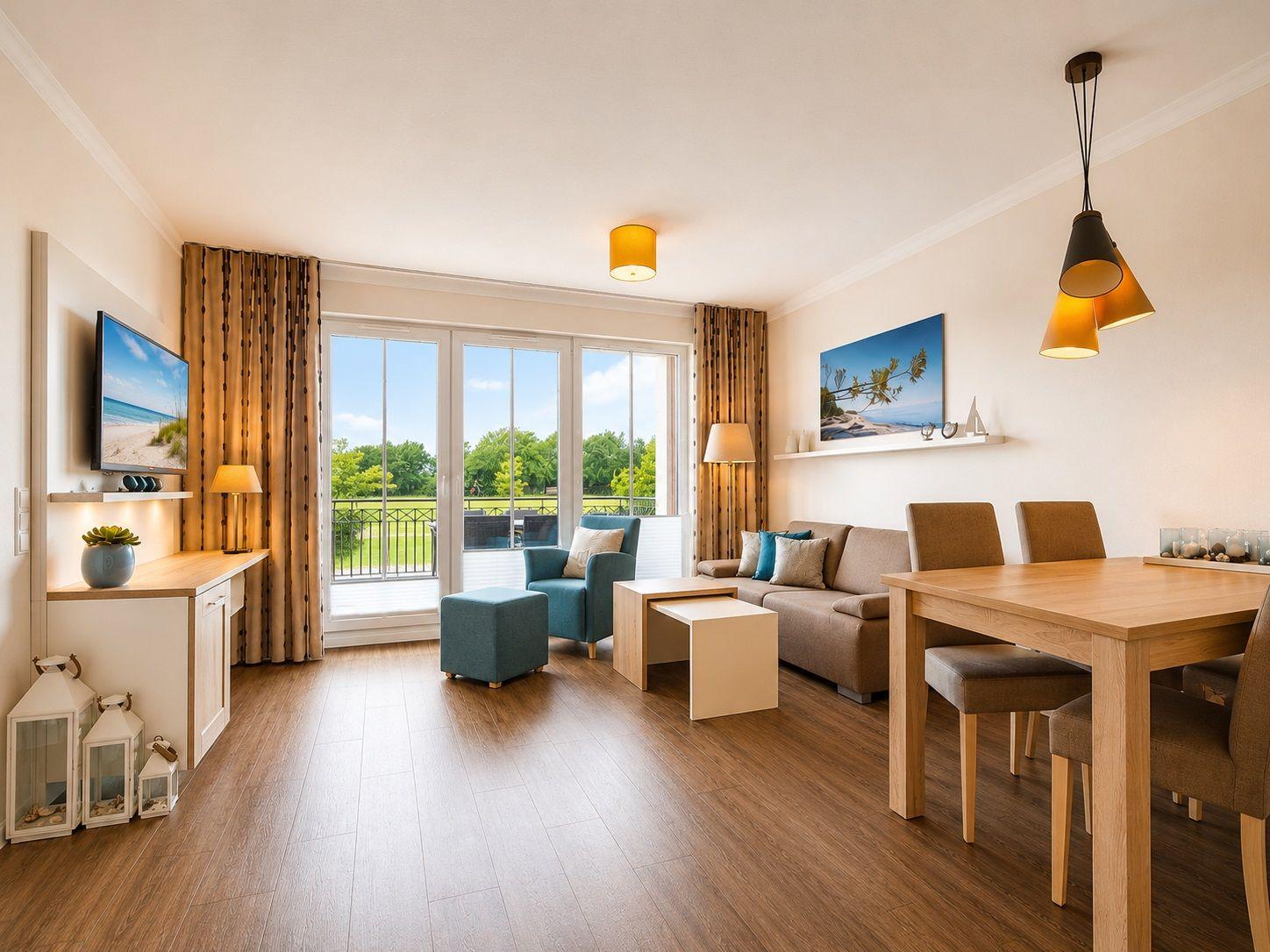 Wohn- und Essbereich mit Holzboden, Sofa, TV und Balkon.