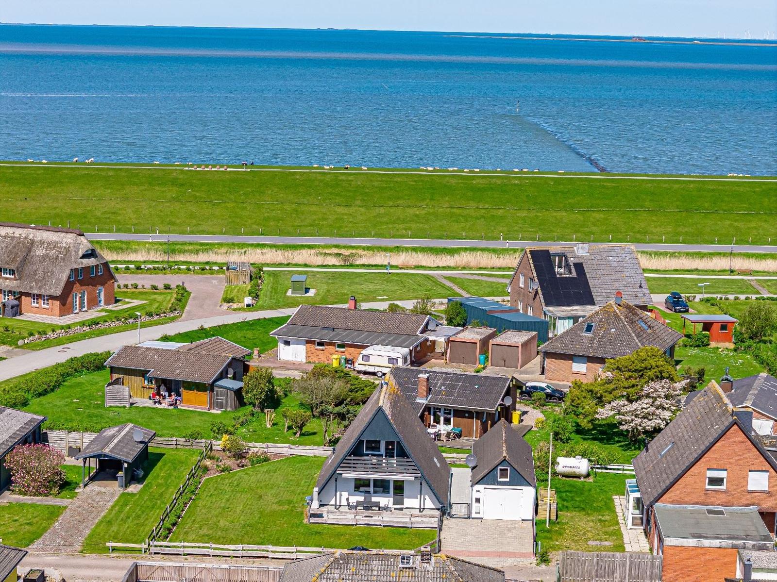 Häuser mit Gärten und Blick auf das Meer