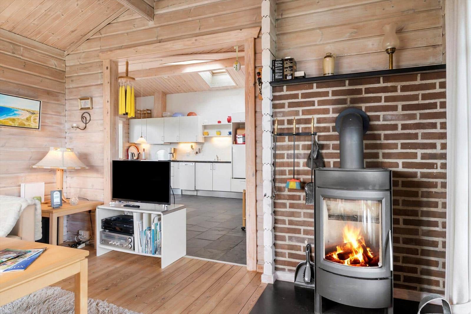 Wohnzimmer mit Kaminofen und Blick in die Küche