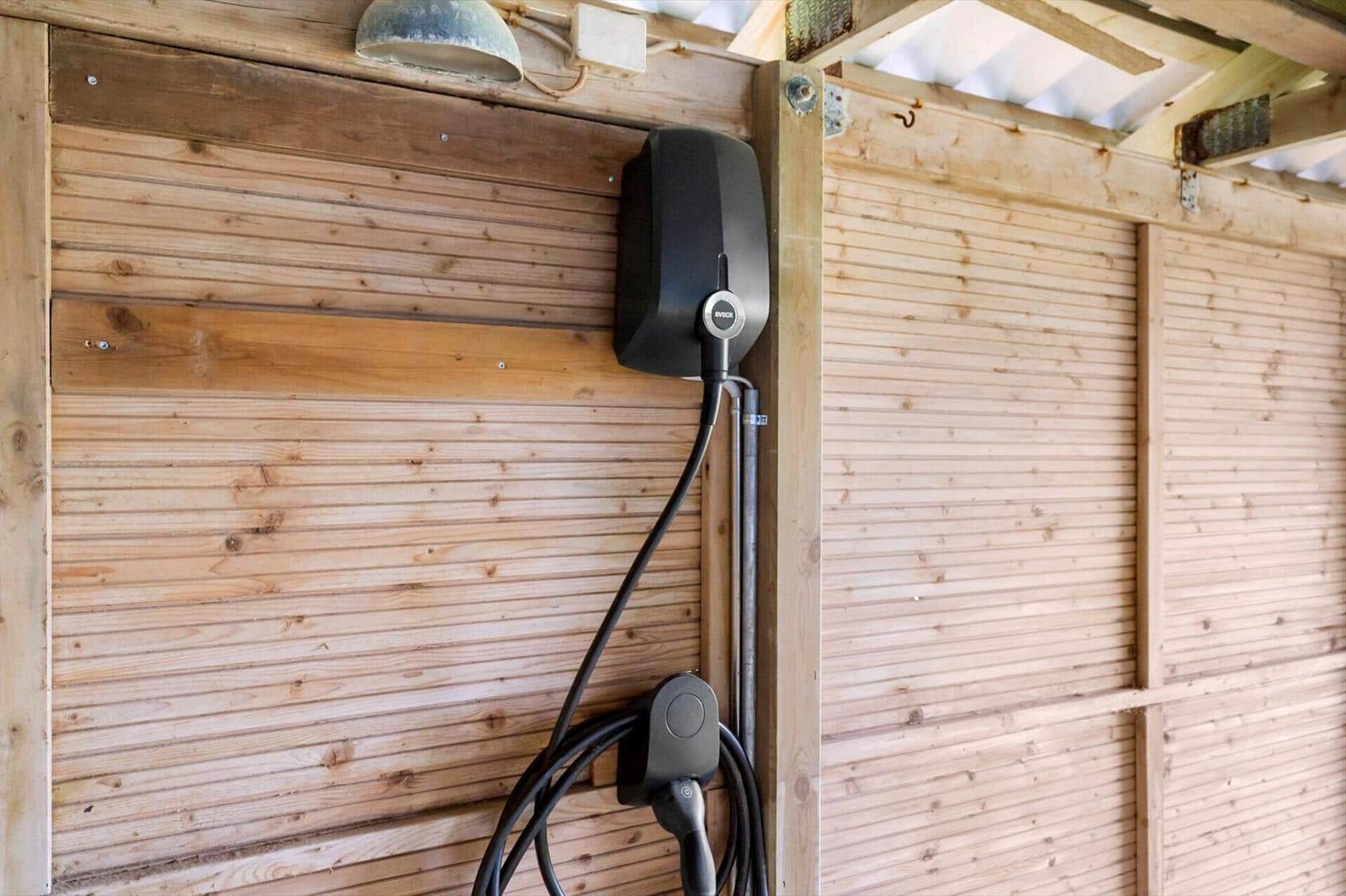 Elektrische Ladestation an Holzwand montiert