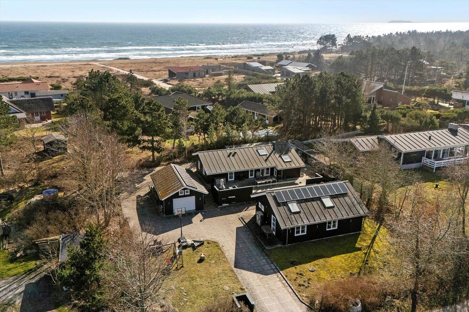 Haus mit Solaranlage, Garten und Blick aufs Meer.