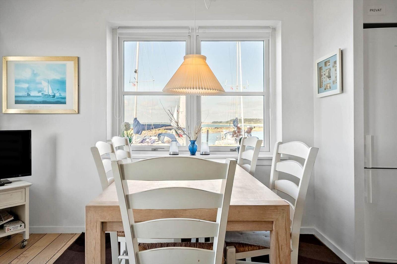 Esszimmer mit Tisch, Stühlen und Blick auf Hafen